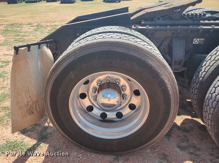 image for item LU9152 2014 Kenworth W900  semi truck