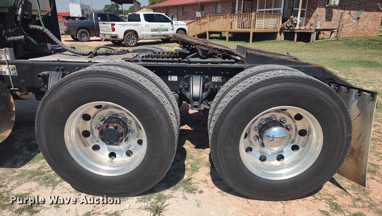 image for item LU9152 2014 Kenworth W900  semi truck