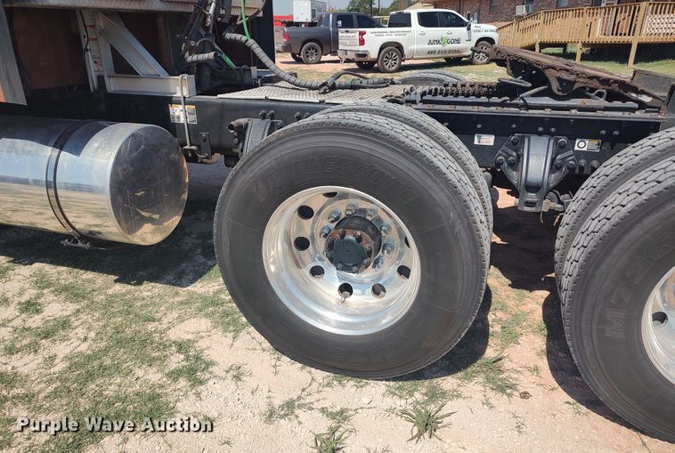 image for item LU9152 2014 Kenworth W900  semi truck