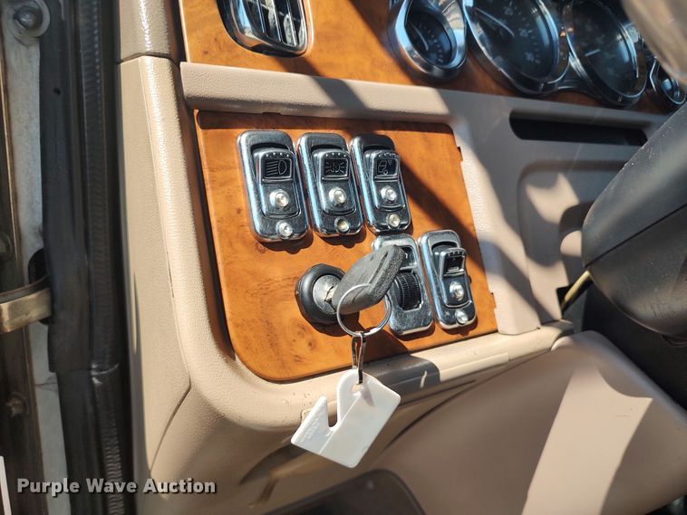 image for item LU9154 2007 Peterbilt 379  semi truck