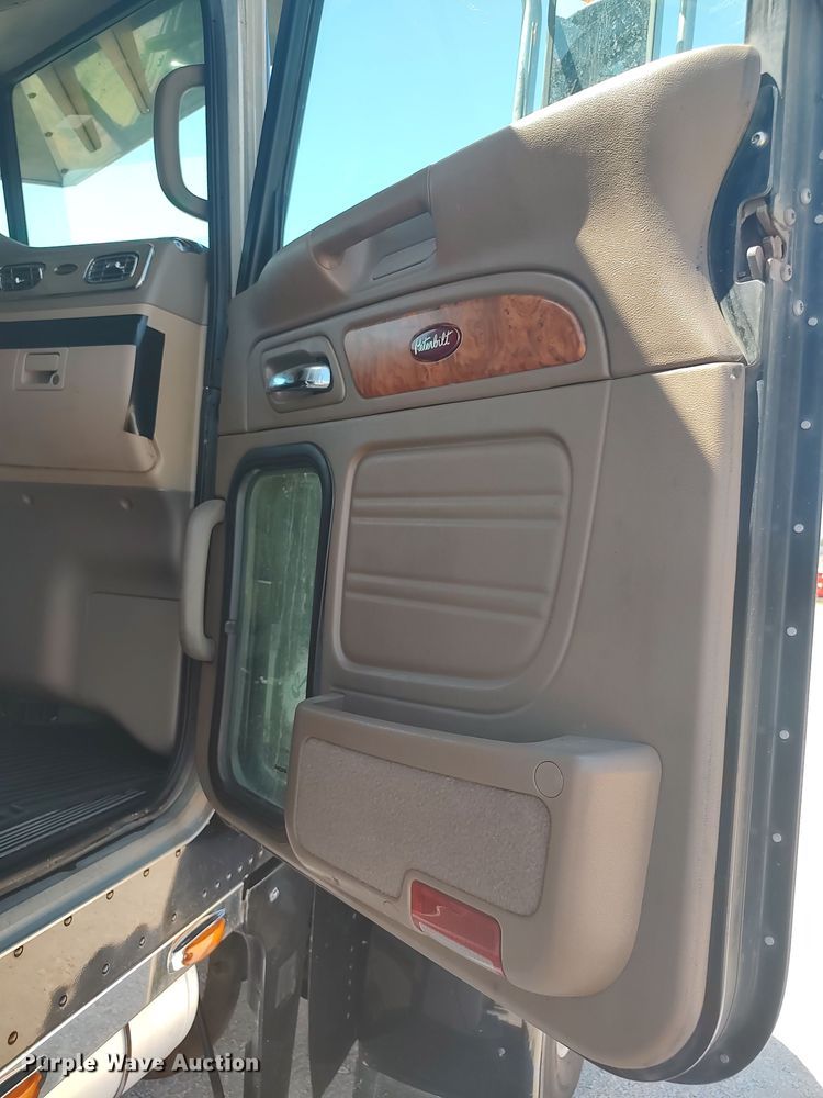 image for item LU9154 2007 Peterbilt 379  semi truck