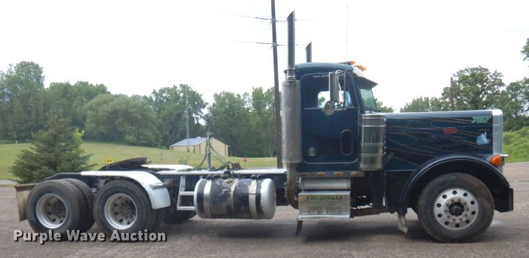 image for item MF9673 2001 Peterbilt 379  semi truck