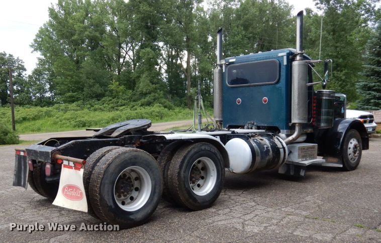 image for item MF9673 2001 Peterbilt 379  semi truck