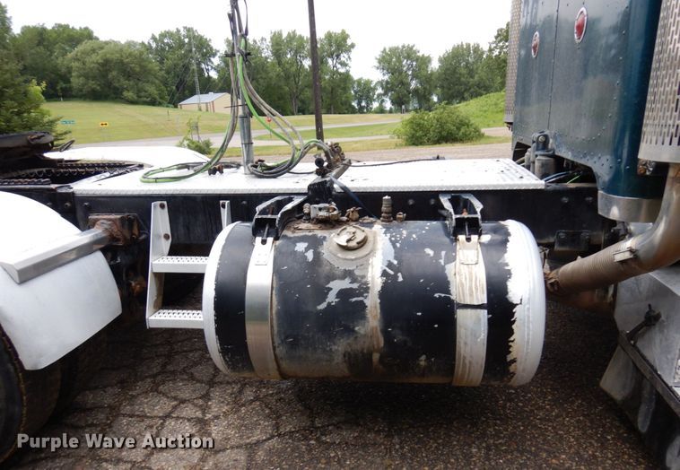 image for item MF9673 2001 Peterbilt 379  semi truck