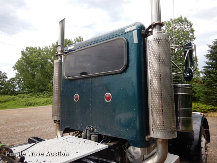 image for item MF9673 2001 Peterbilt 379  semi truck