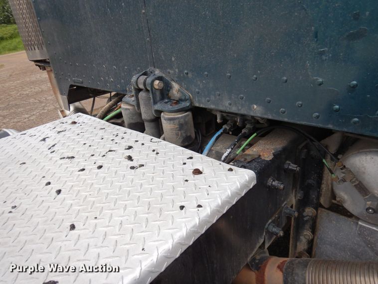 image for item MF9673 2001 Peterbilt 379  semi truck