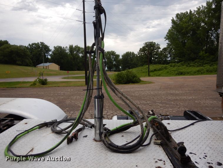 image for item MF9673 2001 Peterbilt 379  semi truck