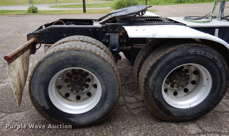 image for item MF9673 2001 Peterbilt 379  semi truck