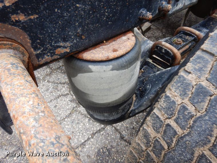 image for item MF9673 2001 Peterbilt 379  semi truck