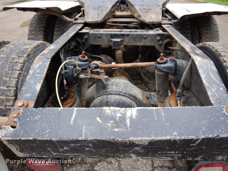 image for item MF9673 2001 Peterbilt 379  semi truck