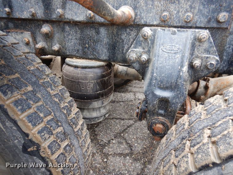 image for item MF9673 2001 Peterbilt 379  semi truck