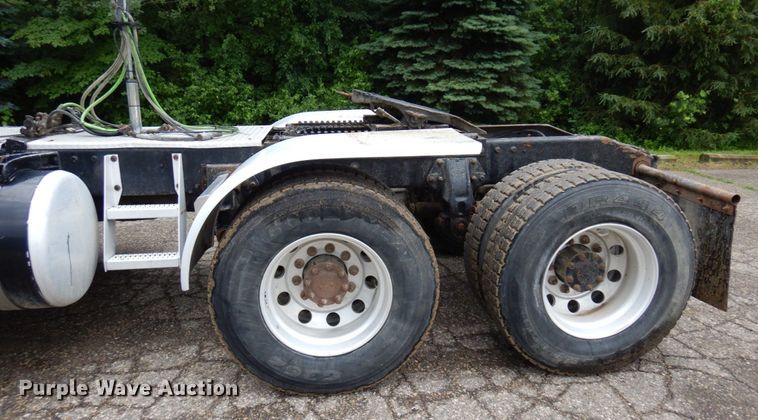 image for item MF9673 2001 Peterbilt 379  semi truck