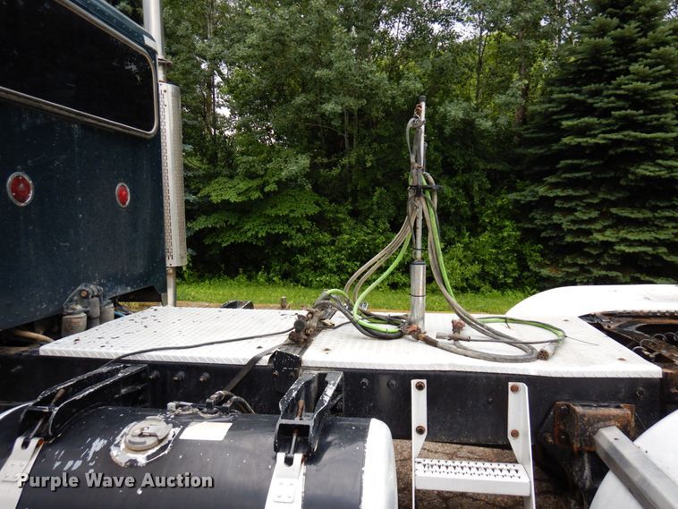 image for item MF9673 2001 Peterbilt 379  semi truck