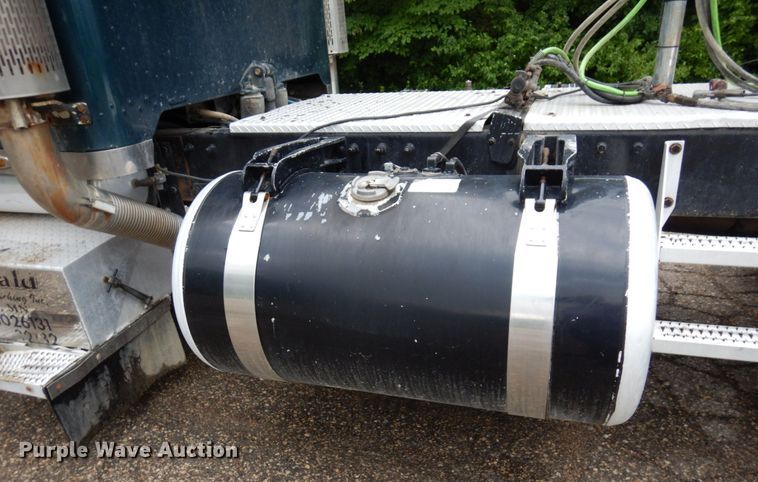 image for item MF9673 2001 Peterbilt 379  semi truck