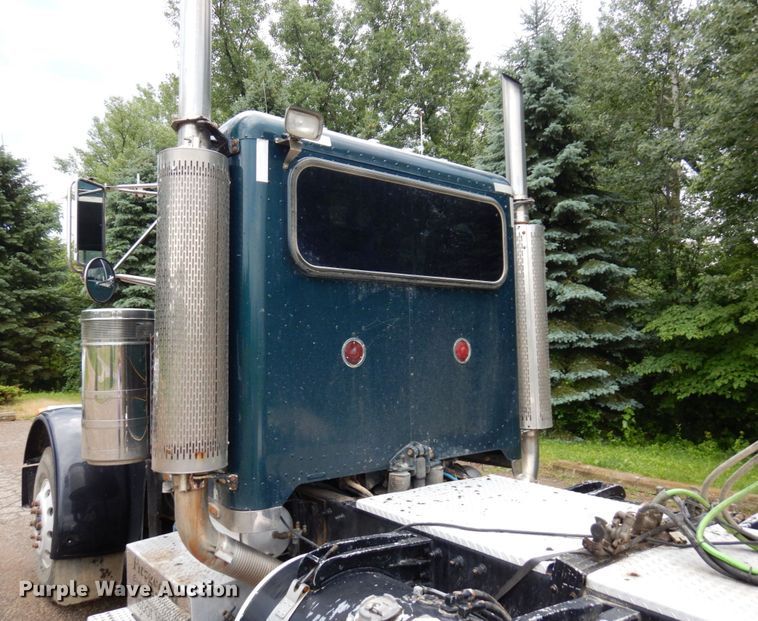 image for item MF9673 2001 Peterbilt 379  semi truck