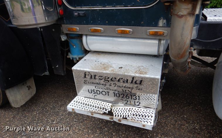 image for item MF9673 2001 Peterbilt 379  semi truck