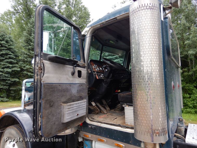 image for item MF9673 2001 Peterbilt 379  semi truck