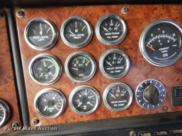 image for item MF9673 2001 Peterbilt 379  semi truck