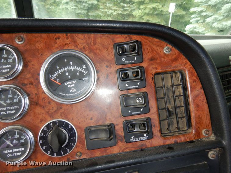 image for item MF9673 2001 Peterbilt 379  semi truck