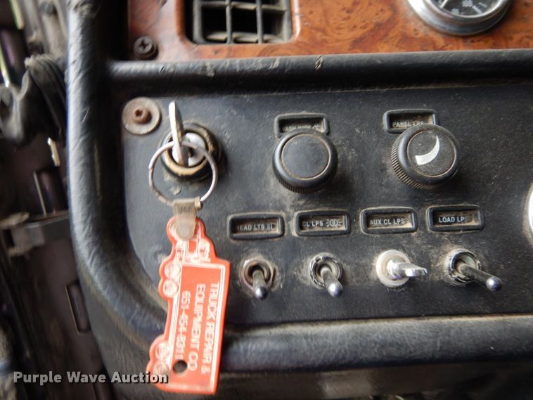 image for item MF9673 2001 Peterbilt 379  semi truck