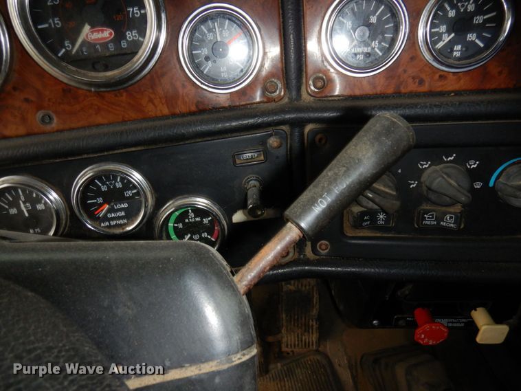 image for item MF9673 2001 Peterbilt 379  semi truck