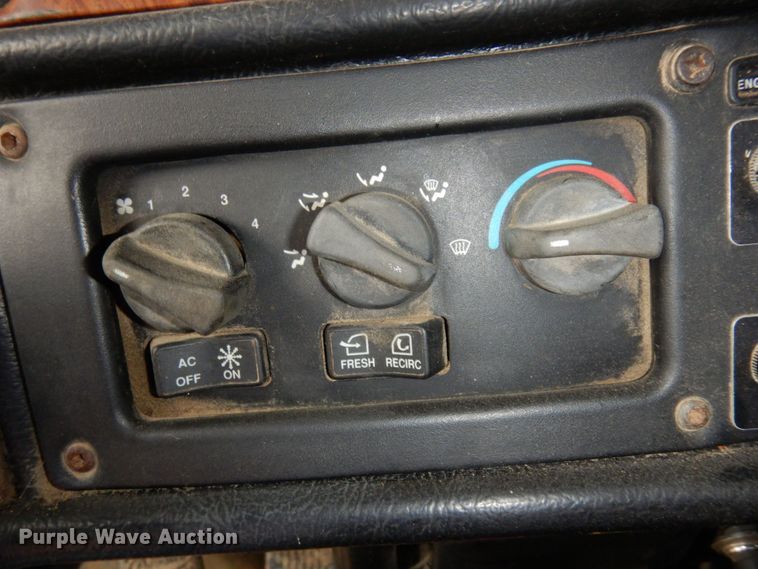 image for item MF9673 2001 Peterbilt 379  semi truck