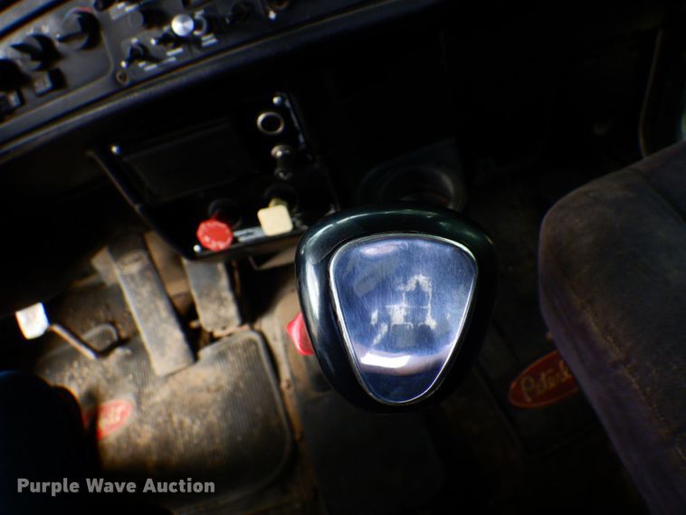 image for item MF9673 2001 Peterbilt 379  semi truck