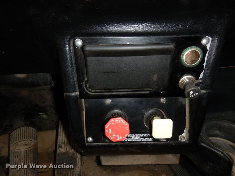 image for item MF9673 2001 Peterbilt 379  semi truck