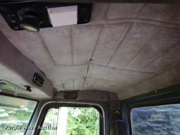 image for item MF9673 2001 Peterbilt 379  semi truck