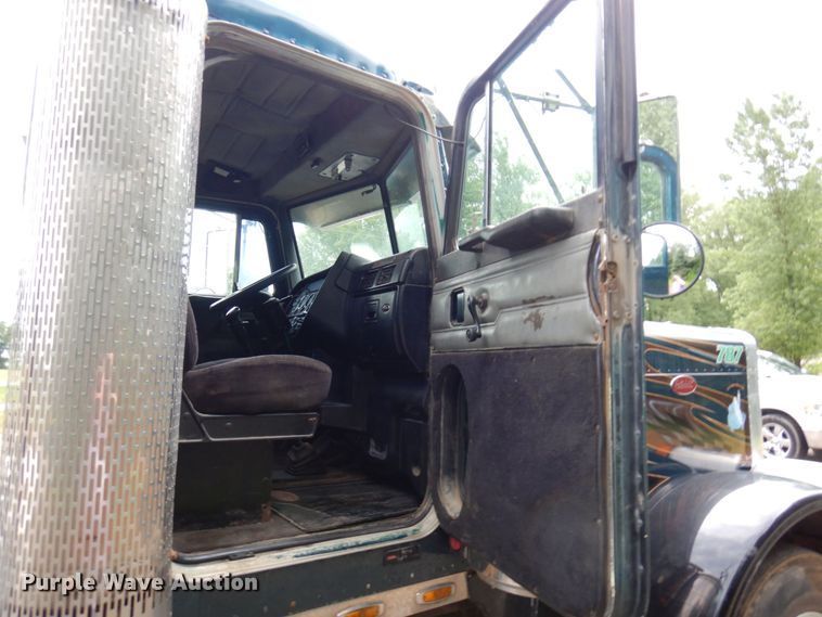 image for item MF9673 2001 Peterbilt 379  semi truck