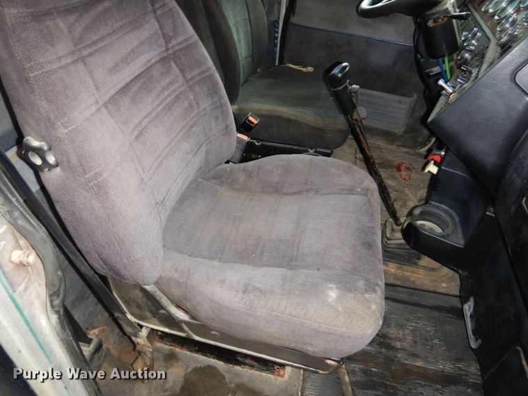 image for item MF9673 2001 Peterbilt 379  semi truck