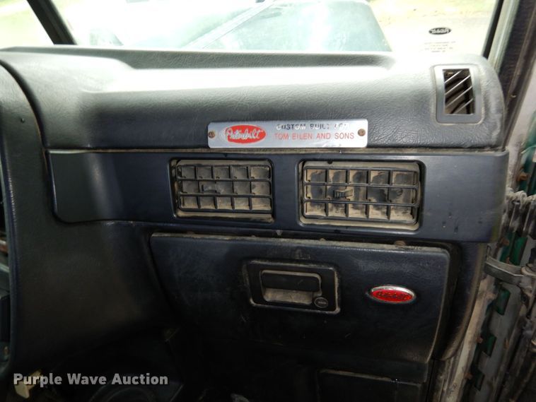 image for item MF9673 2001 Peterbilt 379  semi truck