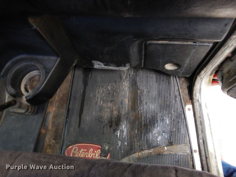 image for item MF9673 2001 Peterbilt 379  semi truck