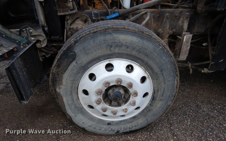 image for item MF9673 2001 Peterbilt 379  semi truck