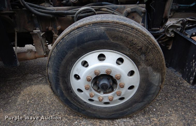 image for item MF9673 2001 Peterbilt 379  semi truck