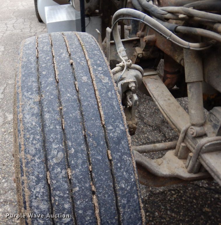 image for item MF9673 2001 Peterbilt 379  semi truck