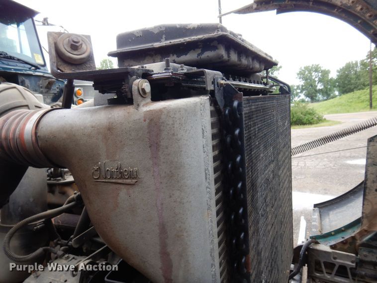 image for item MF9673 2001 Peterbilt 379  semi truck