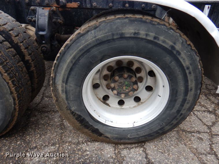 image for item MF9673 2001 Peterbilt 379  semi truck