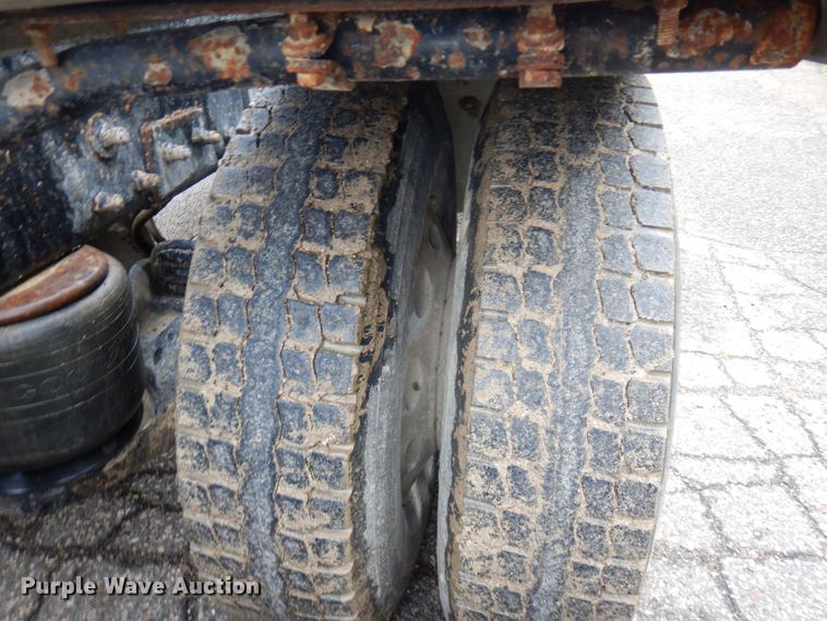 image for item MF9673 2001 Peterbilt 379  semi truck