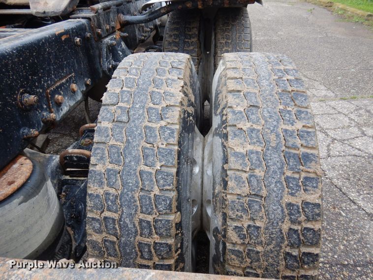 image for item MF9673 2001 Peterbilt 379  semi truck