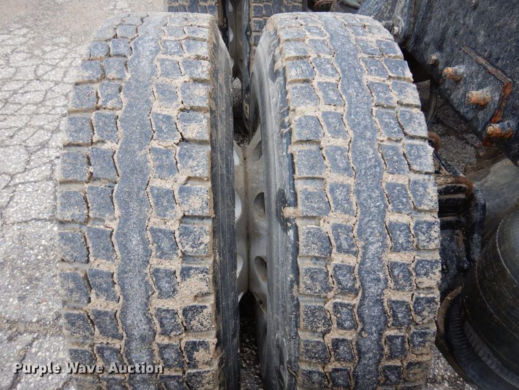 image for item MF9673 2001 Peterbilt 379  semi truck