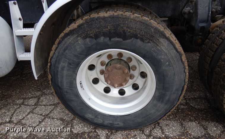 image for item MF9673 2001 Peterbilt 379  semi truck