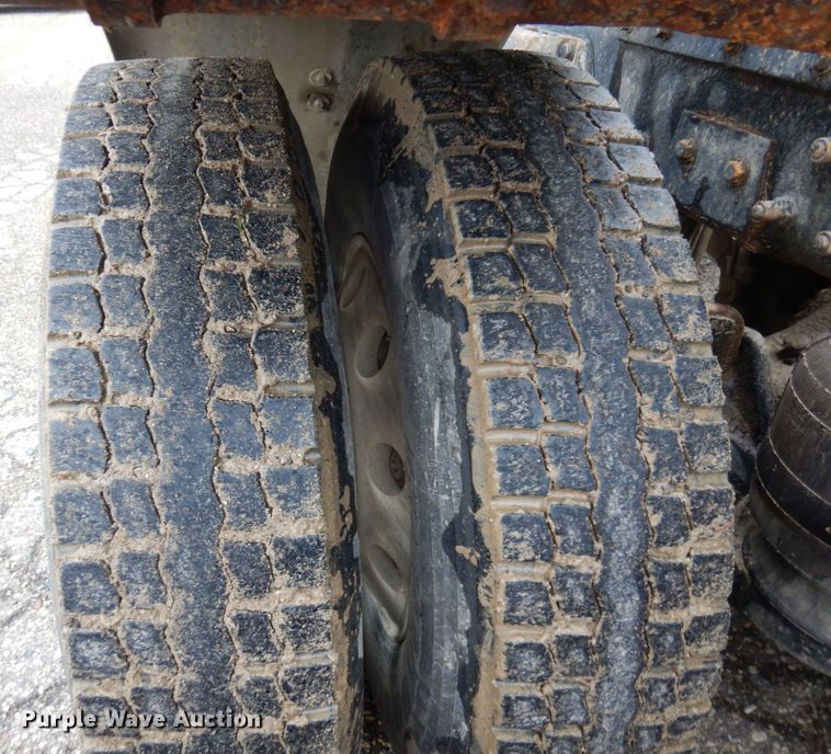 image for item MF9673 2001 Peterbilt 379  semi truck