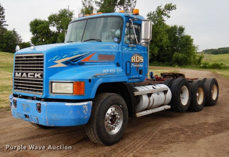 image for item MF9678 1995 Mack CH613  semi truck