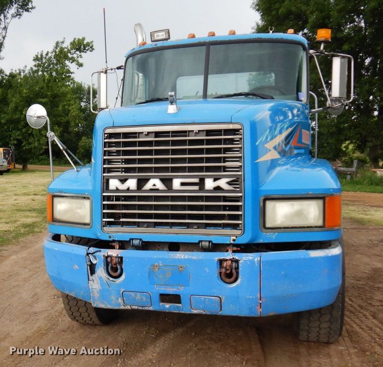 image for item MF9678 1995 Mack CH613  semi truck