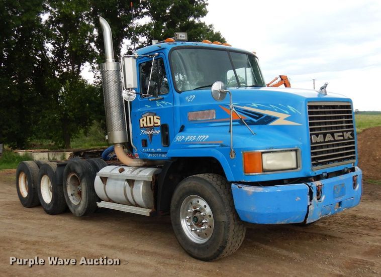 image for item MF9678 1995 Mack CH613  semi truck