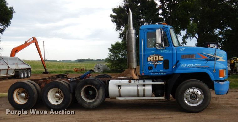 image for item MF9678 1995 Mack CH613  semi truck