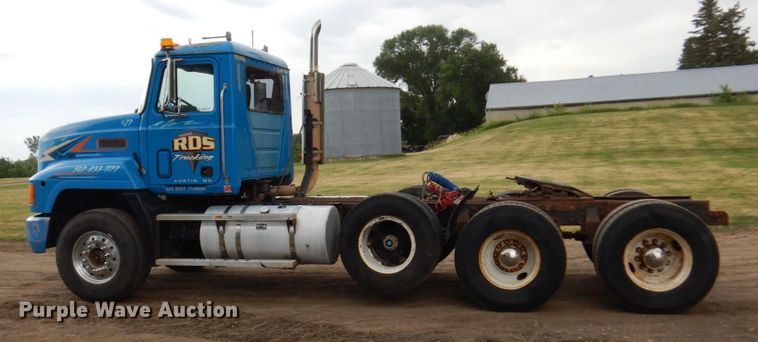 image for item MF9678 1995 Mack CH613  semi truck