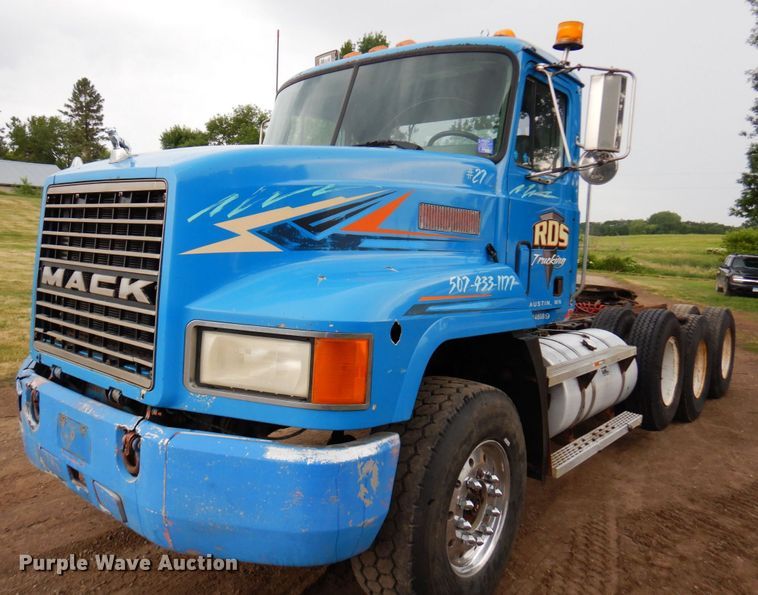 image for item MF9678 1995 Mack CH613  semi truck