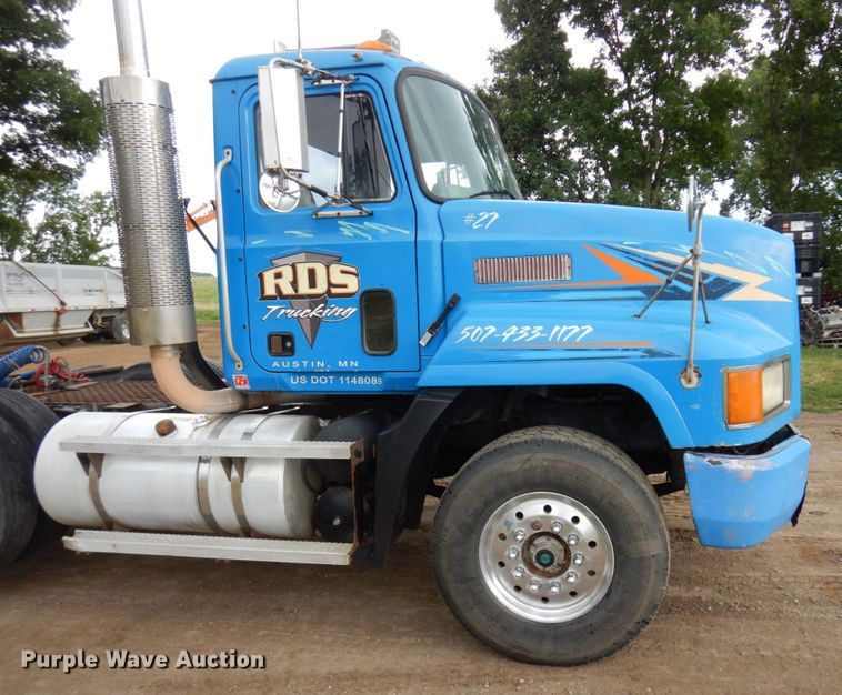 image for item MF9678 1995 Mack CH613  semi truck